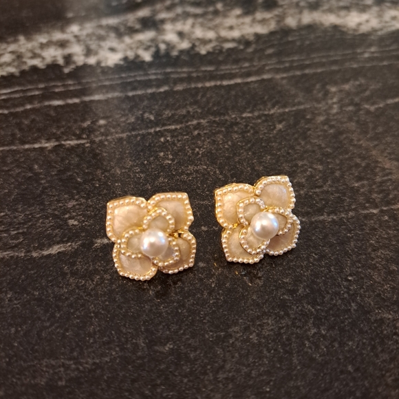 White flower earrings - Picture 2 of 8